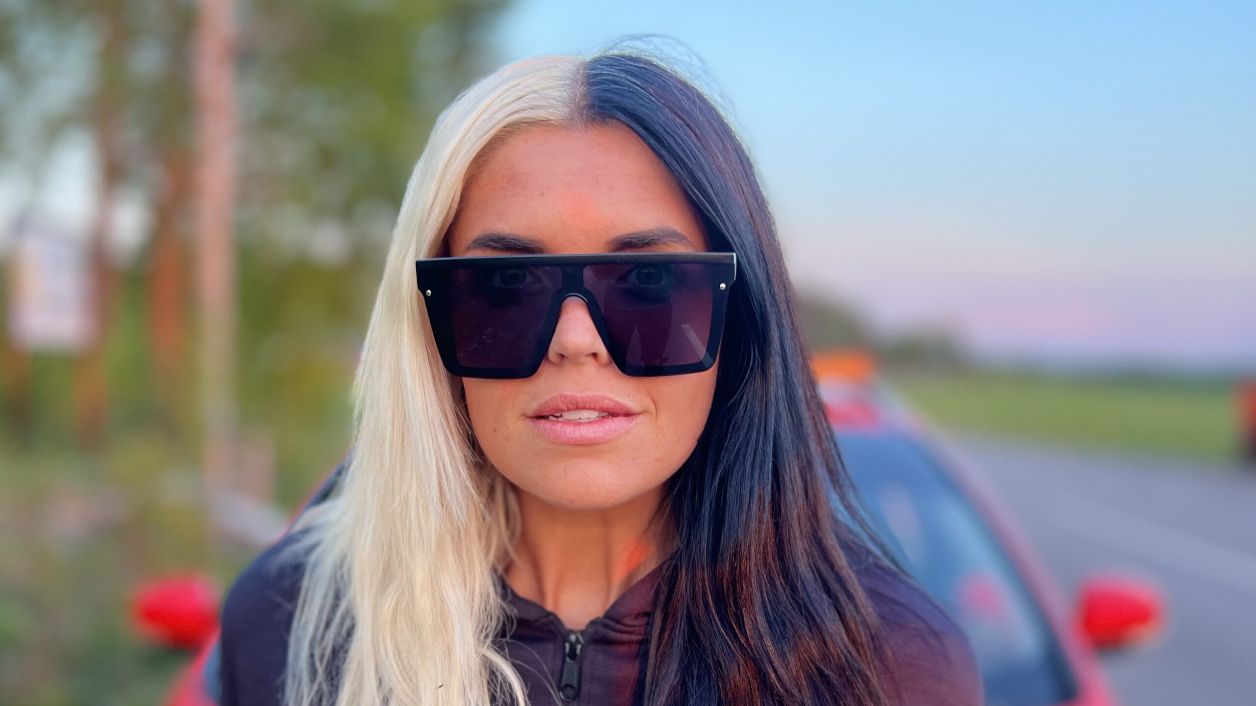 IKA COOL SOLGLASÖGON FRAMFÖR BIL I SOLNEDGÅNG