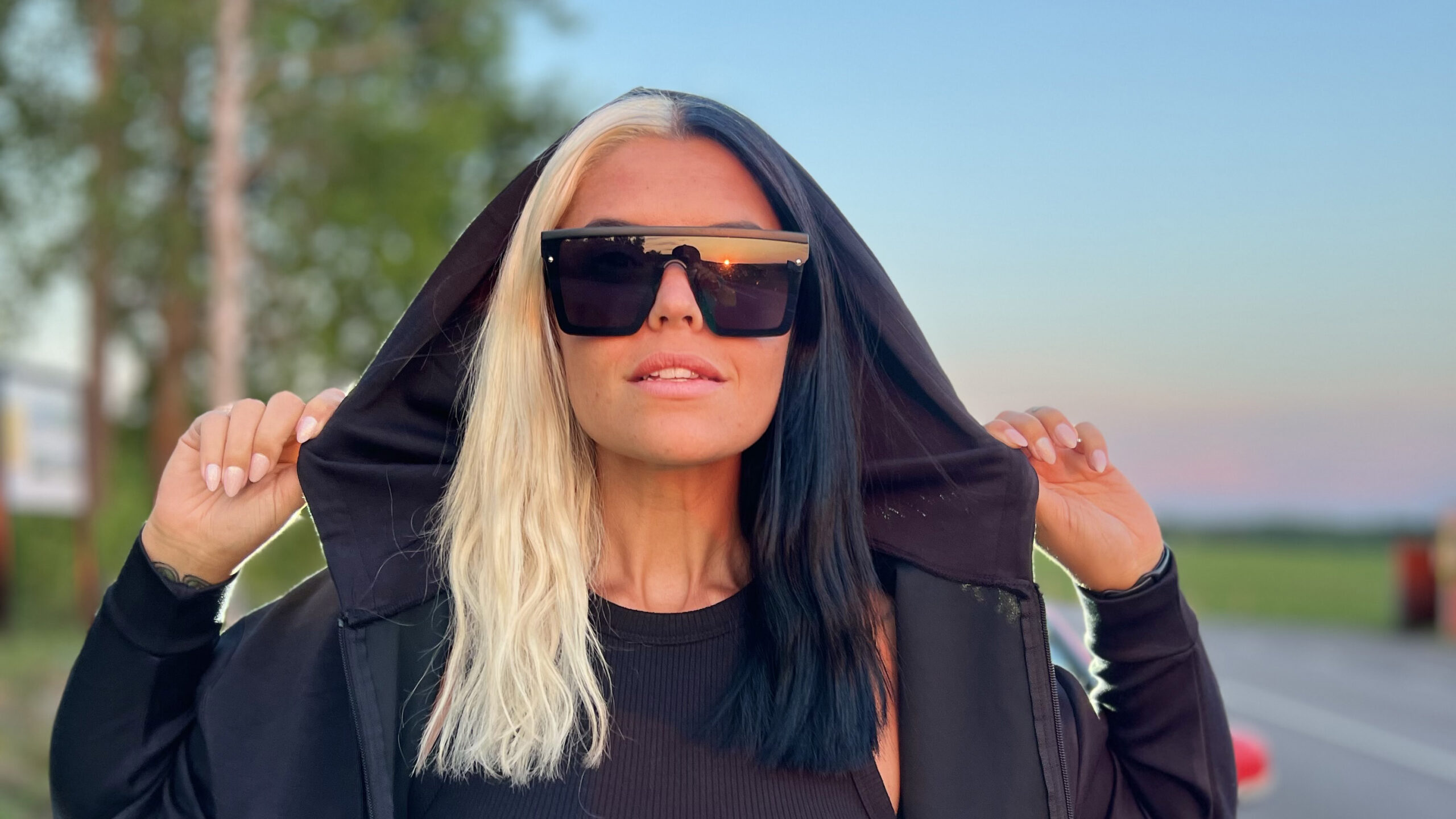 IKA COOL SOLGLASÖGON FRAMFÖR BIL I SOLNEDGÅNG